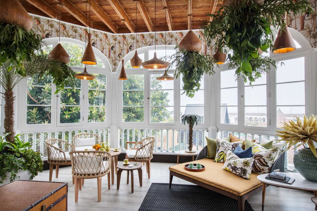 32_loft-de-los-cinco-sentidos-fotos-rodolfo-sotelo_casacor-peru-2019 Loft de los Cinco Sentidos - Carla Canepa. Muita luz e verde natural para celebrar o dia, neste ambiente envolvido pelas texturas naturais. O teto aquece e dele vem um conjunto de luminárias pendentes que exploram a madeira no design.