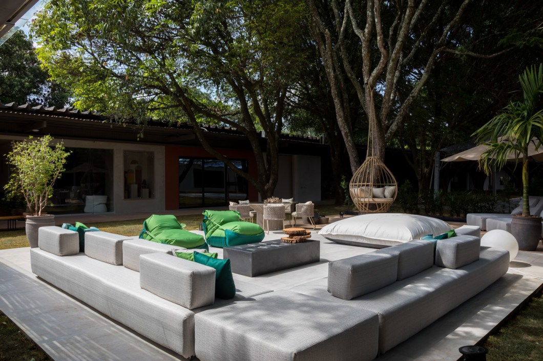 Alessandra Moussa e Marcelo Netto - Fireplace. O novo jeito de viver e receber é o que norteia o projeto dos engenheiros Alessandra Moussa e Marcello Neto. Mãe e filho – ele em sua primeira participação em CASACOR - apresentam a importância da área externa num projeto de 109,20 m² ao ar livre, com mobiliário resistente às mudanças climáticas em corda náutica e tecido impermeável. O ambiente tem lareira fogo de chão ecológica. A peça principal é a árvore do cerrado. Destaque para adornos, cestos em corda náutica, luminárias com lâmpadas de LED e porcelanato cimento queimado e amadeirado. Alessandra Moussa e Marcelo Netto - Fireplace. O novo jeito de viver e receber é o que norteia o projeto dos engenheiros Alessandra Moussa e Marcello Neto. Mãe e filho – ele em sua primeira participação em CASACOR - apresentam a importância da área externa num projeto de 109,20 m² ao ar livre, com mobiliário resistente às mudanças climáticas em corda náutica e tecido impermeável. O ambiente tem lareira fogo de chão ecológica. A peça principal é a árvore do cerrado. Destaque para adornos, cestos em corda náutica, luminárias com lâmpadas de LED e porcelanato cimento queimado e amadeirado.