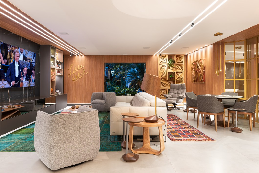 Zilda Helal - Coração da Casa Natuzzi. Este ambiente acolhe a família e valoriza os momentos de integração com muito conforto e beleza. O projeto é contemporâneo e esteticamente equilibrado e nele se destacam os móveis da grife Natuzzi, que traduzem a alta qualidade na decoração. O sofá Philo, clássico da brand italiana, e as poltronas Re-vive elevam a experiência de relaxamento ao nível máximo do design mundial da atualidade.