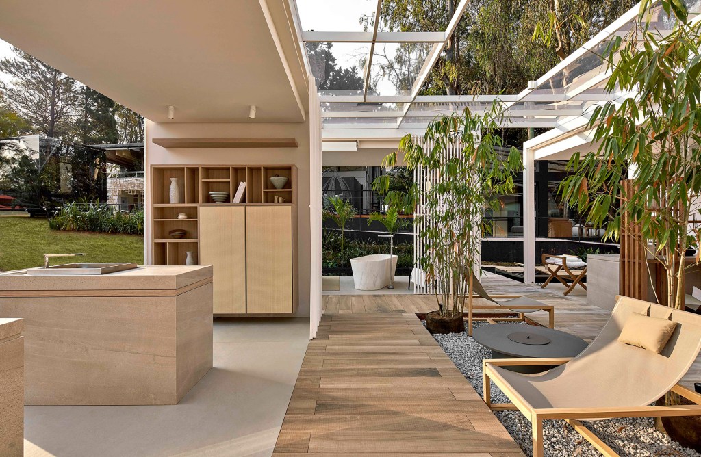 Casa-Acqua-Cristina-Menezes-foto-Jomar-Bragança Espelho D’Água e Mini Pavilhão, projeto de Cristina Menezes para a CASACOR Minas Gerais 2021. Na foto, módulos independentes brancos são rodeados por um espelho da água.
