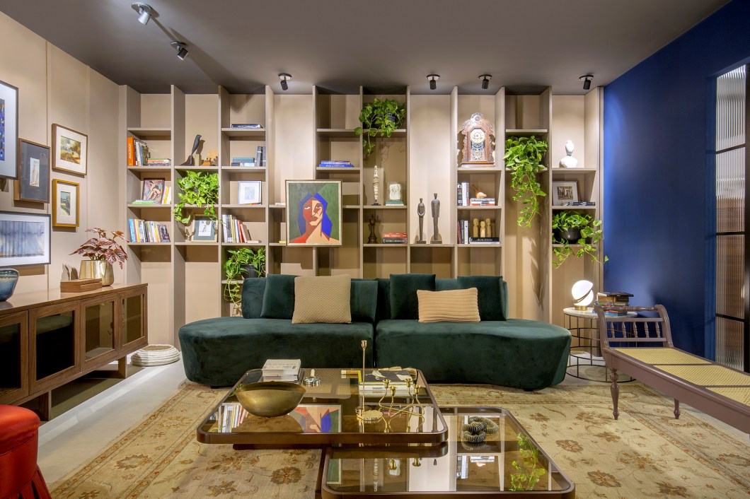 CasaCam Arquitetura - Canto do Tempo e Alento. O espaço faz um resgate às origens cearenses da arquiteta Ângela Cambraia, que assina o espaço, e se inspira no aconchego proporcionado pelas casas dos pais e dos avós, numa releitura do passado com novidades. Com 75 m², o ambiente tem como particularidade as dimensões e os vãos de janela e portas que são praticamente iguais às da cozinha, copa e sala do vinho da casa real da arquiteta da CasaCam. Há móveis de design de Jader Rodrigues feitos para o ambiente. Os revestimentos trazem a nostalgia, com ferro, tijolinho, madeira, palha, corda, pedra e laca em tom de grafite e rosa seco. CasaCam Arquitetura - Canto do Tempo e Alento. O espaço faz um resgate às origens cearenses da arquiteta Ângela Cambraia, que assina o espaço, e se inspira no aconchego proporcionado pelas casas dos pais e dos avós, numa releitura do passado com novidades. Com 75 m², o ambiente tem como particularidade as dimensões e os vãos de janela e portas que são praticamente iguais às da cozinha, copa e sala do vinho da casa real da arquiteta da CasaCam. Há móveis de design de Jader Rodrigues feitos para o ambiente. Os revestimentos trazem a nostalgia, com ferro, tijolinho, madeira, palha, corda, pedra e laca em tom de grafite e rosa seco.