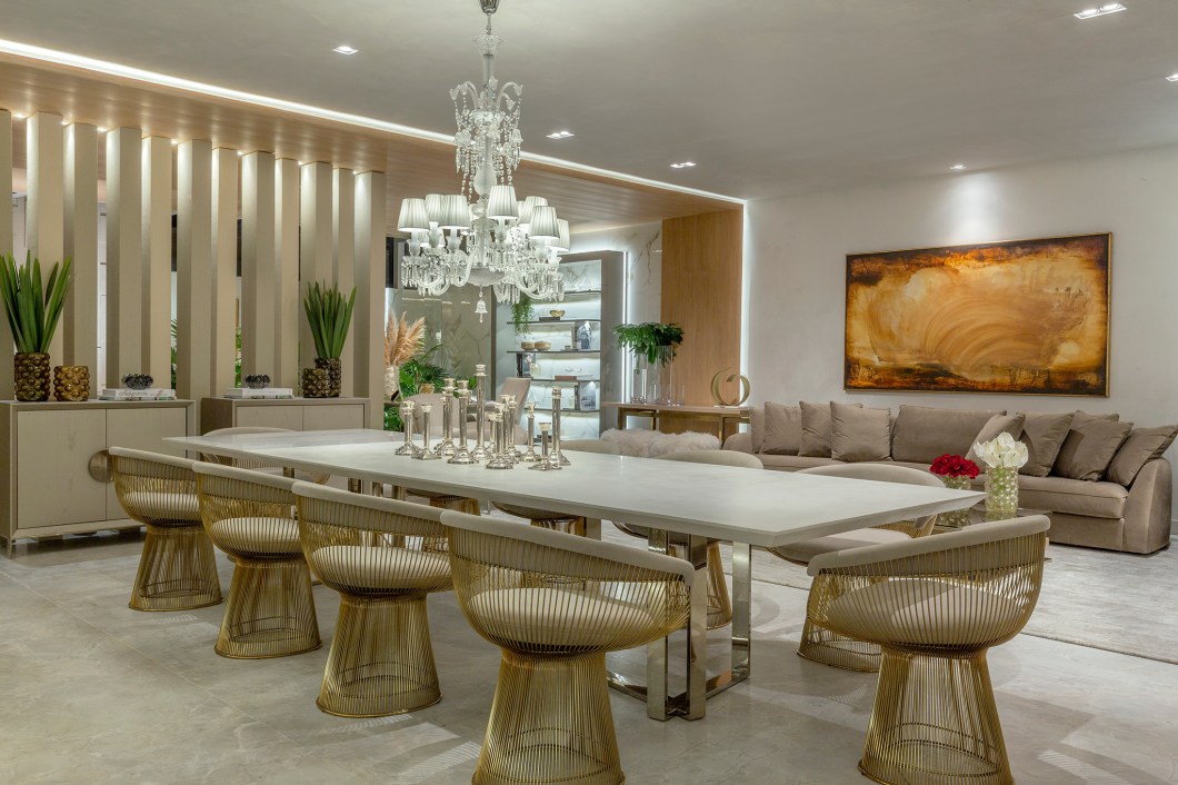 Daniele Franco - Loft Refúgio Urbano. O projeto, que totaliza 179 m², apresenta um amplo espaço aconchegante e acolhedor como o tempo atual pede. Estreante na CASACOR Brasília, a profissional escolheu materiais nobres e naturais, como pedra, madeira, tecidos de toque suave e tons claros. A arquiteta aposta também em linhas sinuosas no mobiliário. No loft, mármore, teto vinílico amadeirado, porcelanato marmorizado, tecidos aveludados, linhos, brises em vidro canelado, piso em quartzo natural e bastante vegetação. Daniele Franco - Loft Refúgio Urbano. O projeto, que totaliza 179 m², apresenta um amplo espaço aconchegante e acolhedor como o tempo atual pede. Estreante na CASACOR Brasília, a profissional escolheu materiais nobres e naturais, como pedra, madeira, tecidos de toque suave e tons claros. A arquiteta aposta também em linhas sinuosas no mobiliário. No loft, mármore, teto vinílico amadeirado, porcelanato marmorizado, tecidos aveludados, linhos, brises em vidro canelado, piso em quartzo natural e bastante vegetação.