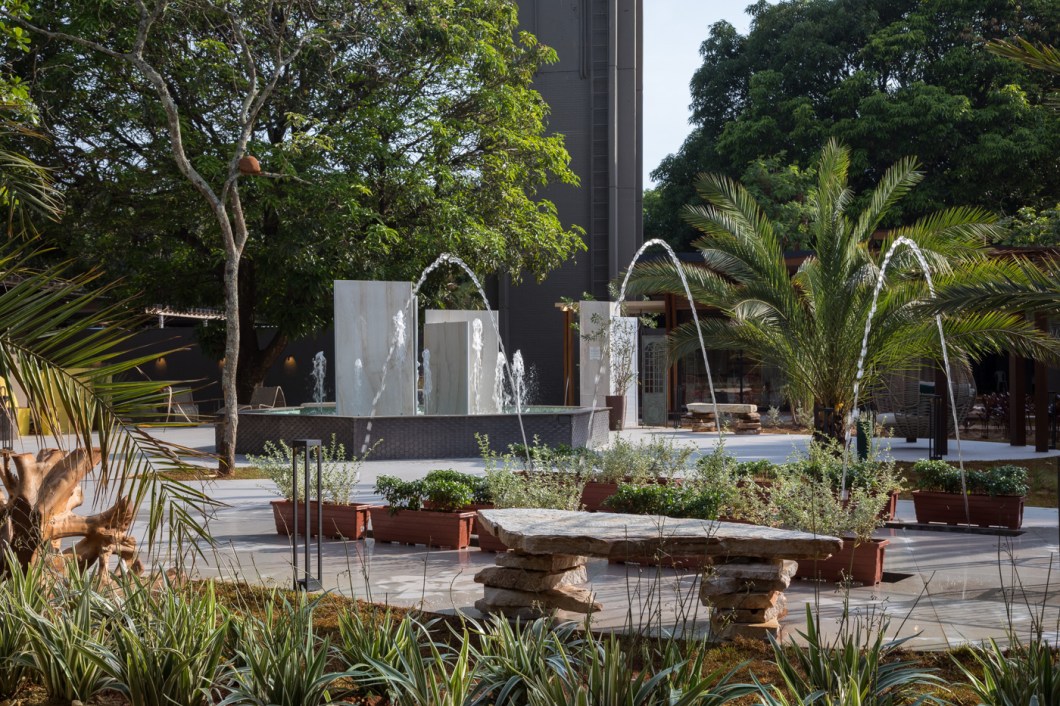 David Nehring e Vanessa Von Glehn - Espaço Campeão. O paisagista David Nehring e a arquiteta Vanessa Von Glehn em seus retornos à CASACOR Brasília criaram um ambiente de 1300 m² ao ar livre, em que valorizam recursos naturais do cerrado. O bioma aparece nas cores das tintas e dos revestimentos, nas texturas, no design do mobiliário e nas plantas. O ambiente conta com móveis voltados para áreas externas e sustentáveis. Destaque para os porcelanatos instalados nos pisos e revestimentos, e em cortes que proporcionam múltiplos usos como bancos, cachepôs, mesas e bancadas, e para o projeto luminotécnico exclusivo e personalizado. David Nehring e Vanessa Von Glehn - Espaço Campeão. O paisagista David Nehring e a arquiteta Vanessa Von Glehn em seus retornos à CASACOR Brasília criaram um ambiente de 1300 m² ao ar livre, em que valorizam recursos naturais do cerrado. O bioma aparece nas cores das tintas e dos revestimentos, nas texturas, no design do mobiliário e nas plantas. O ambiente conta com móveis voltados para áreas externas e sustentáveis. Destaque para os porcelanatos instalados nos pisos e revestimentos, e em cortes que proporcionam múltiplos usos como bancos, cachepôs, mesas e bancadas, e para o projeto luminotécnico exclusivo e personalizado.