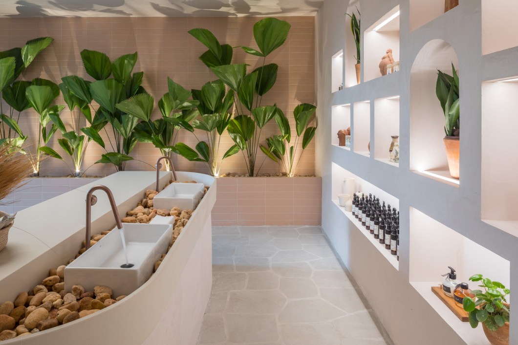 Entrequadra Arquitetos - Casa De Aromas. O projeto de 32,84 m² traz de volta à conexão com a natureza, traduzida nos tons terrosos e nos materiais naturais. Tudo isso realçado pelos cheiros de uma atmosfera relaxante. A inspiração do espaço vem da arquitetura marroquina e nordestina, refletido nos vasos de barro e na vegetação típica. O ambiente utiliza revestimento na cor terra, piso off white, pedra e tinta efeito pintura velvet. O espaço foi idealizado pelas arquitetas Deborah Torres e Bárbara Alvarenga, as criadoras da Entrequadra Arquitetos. Entrequadra Arquitetos - Casa De Aromas. O projeto de 32,84 m² traz de volta à conexão com a natureza, traduzida nos tons terrosos e nos materiais naturais. Tudo isso realçado pelos cheiros de uma atmosfera relaxante. A inspiração do espaço vem da arquitetura marroquina e nordestina, refletido nos vasos de barro e na vegetação típica. O ambiente utiliza revestimento na cor terra, piso off white, pedra e tinta efeito pintura velvet. O espaço foi idealizado pelas arquitetas Deborah Torres e Bárbara Alvarenga, as criadoras da Entrequadra Arquitetos.