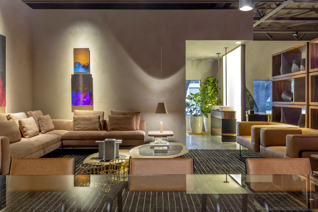 Guel Arquitetos - Casa Cosmopolita. A inspiração do projeto de 120 m² assinado pelos arquitetos Guilherme Bussamra e Elisa Fraga é a casa do mundo, onde todos os tipos de pessoas se sentem à vontade. O espaço tem integração fluída e moderna entre quarto e banheiro, divididos por uma tela tensionada de iluminação. Há grande variação nos materiais e aplicações de luminotécnica. O ambiente conta com obras de artes marcantes de Roberto Burle-Marx, Lúcio Costa e do fotógrafo renomado Bruno Stuckert. Destaque para a presença da luminária que parece flutuar. Guel Arquitetos - Casa Cosmopolita. A inspiração do projeto de 120 m² assinado pelos arquitetos Guilherme Bussamra e Elisa Fraga é a casa do mundo, onde todos os tipos de pessoas se sentem à vontade. O espaço tem integração fluída e moderna entre quarto e banheiro, divididos por uma tela tensionada de iluminação. Há grande variação nos materiais e aplicações de luminotécnica. O ambiente conta com obras de artes marcantes de Roberto Burle-Marx, Lúcio Costa e do fotógrafo renomado Bruno Stuckert. Destaque para a presença da luminária que parece flutuar.