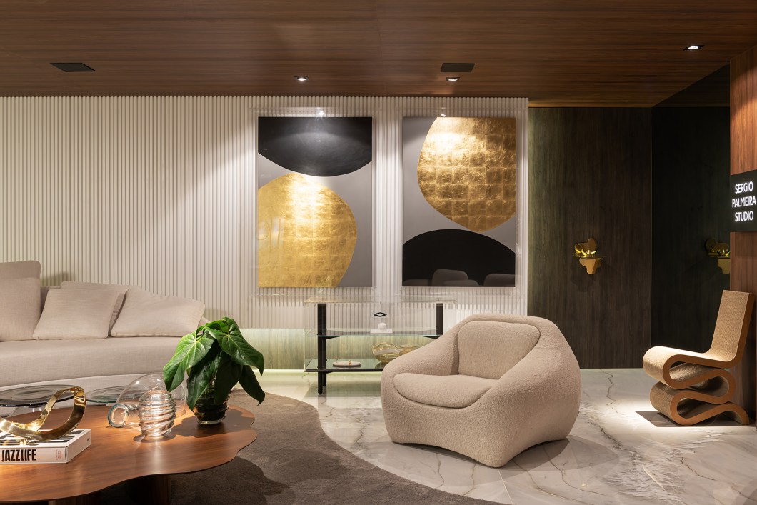 Sérgio Palmeira - Living. Os materiais que compõem este ambiente foram elencados de forma a buscar a interiorização dos elementos naturais,: os acabamentos amadeirados em MDF envelopam o teto e as paredes do living, combinando os tons de jacarandá e o carvalho tupi. O piso em quartzito Mont Blanc foi paginado, valorizando seus veios naturais. As linhas curvas presentes em vários elementos criam o aspecto orgânico do projeto. Sérgio Palmeira - Living. Os materiais que compõem este ambiente foram elencados de forma a buscar a interiorização dos elementos naturais,: os acabamentos amadeirados em MDF envelopam o teto e as paredes do living, combinando os tons de jacarandá e o carvalho tupi. O piso em quartzito Mont Blanc foi paginado, valorizando seus veios naturais. As linhas curvas presentes em vários elementos criam o aspecto orgânico do projeto.