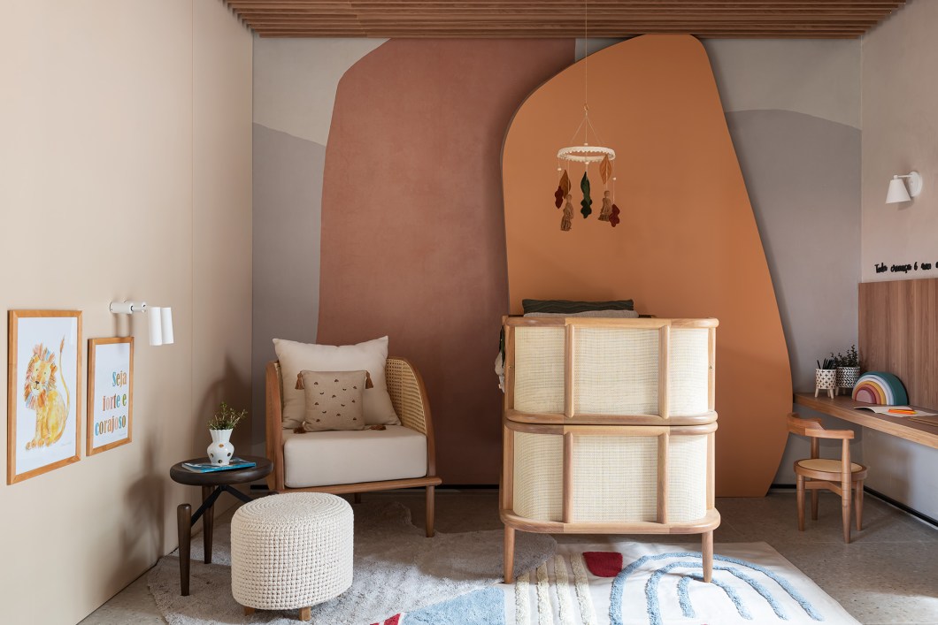 Luryê Vescovi - Suíte do Bebê. O ambiente acolhedor traz tons terrosos que remetem à natureza. Os móveis, originais e personalizados, fazem alusão à "casa da vó", reforçando assim o clima familiar. As composições de cores e o mobiliário projetado dão versatilidade ao quarto, tornando-o um espaço atemporal e adaptável, onde a criança poderá criar memórias, ajustando-o às suas próprias mudanças ao longo do tempo. Luryê Vescovi - Suíte do Bebê. O ambiente acolhedor traz tons terrosos que remetem à natureza. Os móveis, originais e personalizados, fazem alusão à "casa da vó", reforçando assim o clima familiar. As composições de cores e o mobiliário projetado dão versatilidade ao quarto, tornando-o um espaço atemporal e adaptável, onde a criança poderá criar memórias, ajustando-o às suas próprias mudanças ao longo do tempo.
