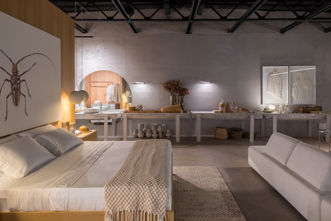 Miguel Gustavo - Loft Fit. A inspiração do projeto do arquiteto Miguel Augusto vem da consciência de que precisamos de um lugar aconchegante e funcional para viver. O espaço de 110 m² é um ambiente moderno, intimista e conceitual. Destaque para as bancadas, o volume central em madeira e uso de pedras. A iluminação natural é outro ponto de atenção, trazendo intimidade e a luminosidade necessária. O ambiente conta ainda com uma área de ginástica com aparelhos de última geração, além de obras de arte. Miguel Gustavo - Loft Fit. A inspiração do projeto do arquiteto Miguel Augusto vem da consciência de que precisamos de um lugar aconchegante e funcional para viver. O espaço de 110 m² é um ambiente moderno, intimista e conceitual. Destaque para as bancadas, o volume central em madeira e uso de pedras. A iluminação natural é outro ponto de atenção, trazendo intimidade e a luminosidade necessária. O ambiente conta ainda com uma área de ginástica com aparelhos de última geração, além de obras de arte.