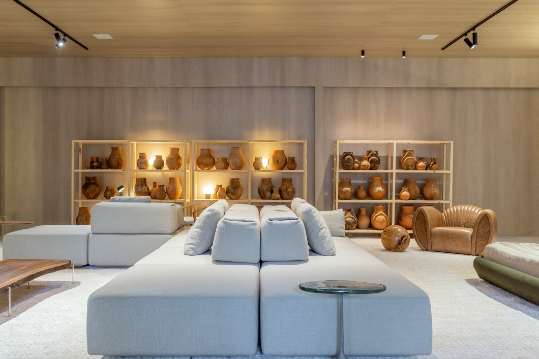 Ney Lima e Walléria Teixeira - Casa Duratex. Com mais de 18 participações na CASACOR Brasília, os arquitetos apresentam um ambiente que traz a materialidade da natureza, com elementos como pedra, madeira e artesanato. O espaço de 168 m² remete ao aconchego do lar, com objetos rústicos, evidenciando texturas e materiais. Com muxarabis de madeira natural, o espaço tem ventilação cruzada e conforto térmico e traz revestimento de madeira 100% sustentável da Duratex nas paredes e nos tetos. O design do mobiliário assinado é um dos pontos fortes, assim como as obras de arte com curadoria. Ney Lima e Walléria Teixeira - Casa Duratex. Com mais de 18 participações na CASACOR Brasília, os arquitetos apresentam um ambiente que traz a materialidade da natureza, com elementos como pedra, madeira e artesanato. O espaço de 168 m² remete ao aconchego do lar, com objetos rústicos, evidenciando texturas e materiais. Com muxarabis de madeira natural, o espaço tem ventilação cruzada e conforto térmico e traz revestimento de madeira 100% sustentável da Duratex nas paredes e nos tetos. O design do mobiliário assinado é um dos pontos fortes, assim como as obras de arte com curadoria.