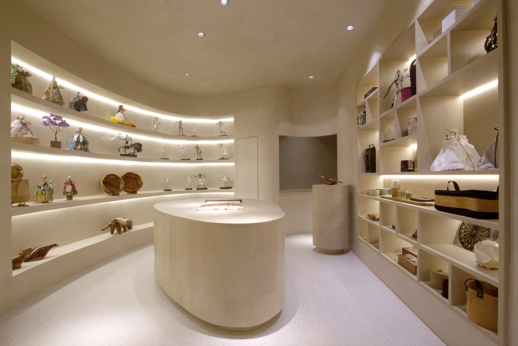 Orestes Blanco e Rosa Pereira - Espaço SEBRAE. O ambiente de 70 m² busca, por meio das formas sinuosas, quebrar o conceito de “casa cubo” retomando a arquitetura moderna da Villa Savoye, de Le Corbusier, e da Casa das Canoas, de Oscar Niemeyer. O espaço foi concebido pelos arquitetos Orestes Blanco e Rosa Pereira, que estão na primeira edição, a partir das formas orgânicas encontradas na natureza num contraste com as obras de artesanato expostas pelos artistas do SEBRAE no DF. A fachada limpa e minimalista e a predominância dos tons neutros dão maior destaque às obras expostas. Orestes Blanco e Rosa Pereira - Espaço SEBRAE. O ambiente de 70 m² busca, por meio das formas sinuosas, quebrar o conceito de “casa cubo” retomando a arquitetura moderna da Villa Savoye, de Le Corbusier, e da Casa das Canoas, de Oscar Niemeyer. O espaço foi concebido pelos arquitetos Orestes Blanco e Rosa Pereira, que estão na primeira edição, a partir das formas orgânicas encontradas na natureza num contraste com as obras de artesanato expostas pelos artistas do SEBRAE no DF. A fachada limpa e minimalista e a predominância dos tons neutros dão maior destaque às obras expostas.