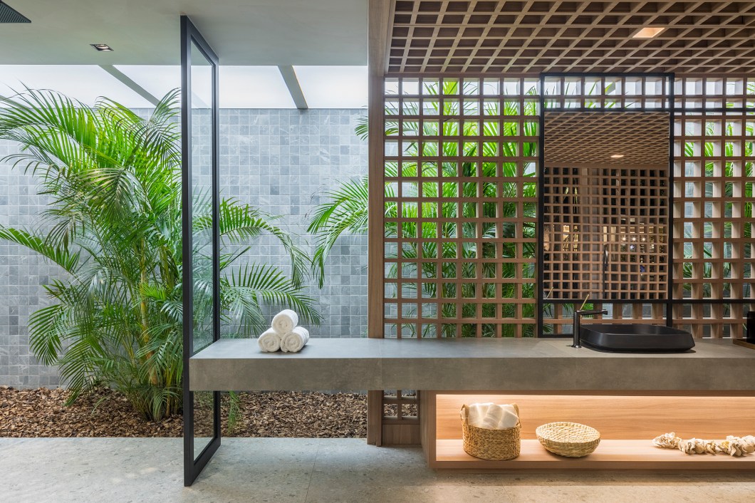 Palloma Meneghello Arquitetura & Associados - Sala de Banho São Geraldo. Um verdadeiro oásis no cerrado, o espaço de 150 m² se comunica com os elementos da natureza por meio de recursos que expressam tranquilidade. Os grandes formatos do revestimento com aspectos que reproduzem pedras naturais e, que enlaçam piso e parede, entregam unidade ao projeto, enfatizando a linguagem minimalista. O ambiente tem trabalhos de tapeçaria do artista Alex Rocca e fotografias de desertos de Sal de Bruno Ferrucio. Palloma Meneghello Arquitetura & Associados - Sala de Banho São Geraldo. Um verdadeiro oásis no cerrado, o espaço de 150 m² se comunica com os elementos da natureza por meio de recursos que expressam tranquilidade. Os grandes formatos do revestimento com aspectos que reproduzem pedras naturais e, que enlaçam piso e parede, entregam unidade ao projeto, enfatizando a linguagem minimalista. O ambiente tem trabalhos de tapeçaria do artista Alex Rocca e fotografias de desertos de Sal de Bruno Ferrucio.