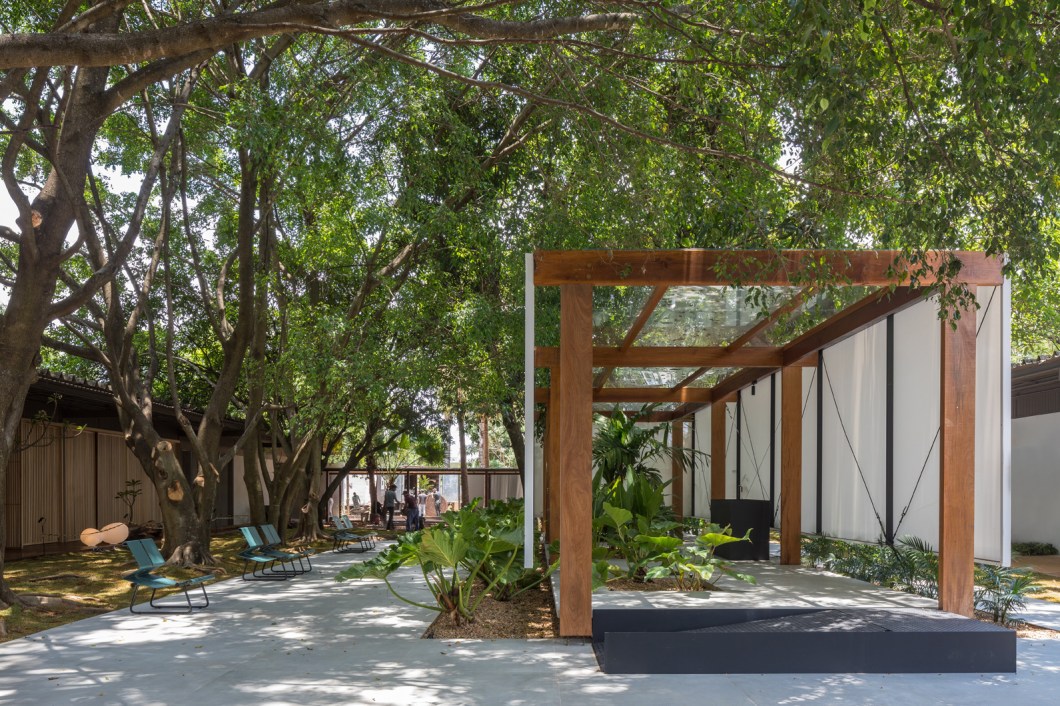 Studio Pippa - Botânico. Com 267 m², o projeto da premiada arquiteta Priscila Gabriel tem como conceito a reconexão com a natureza e o equilíbrio num cenário pós-pandêmico. Na estrutura, madeira, metal, tela solar, porcelanato e vegetação. O espaço conta com aplicação da mecânica na ventilação cruzada das fachadas soltas e suspensas, permeabilidade da chuva no ambiente, através da cobertura que não toca as paredes, e tela solar para fechamento como artifício para livre ventilação e proteção solar. Assentos públicos desenhados por Paulo Mendes da Rocha para o SESC 24 de maio compõem o ambiente. Studio Pippa - Botânico. Com 267 m², o projeto da premiada arquiteta Priscila Gabriel tem como conceito a reconexão com a natureza e o equilíbrio num cenário pós-pandêmico. Na estrutura, madeira, metal, tela solar, porcelanato e vegetação. O espaço conta com aplicação da mecânica na ventilação cruzada das fachadas soltas e suspensas, permeabilidade da chuva no ambiente, através da cobertura que não toca as paredes, e tela solar para fechamento como artifício para livre ventilação e proteção solar. Assentos públicos desenhados por Paulo Mendes da Rocha para o SESC 24 de maio compõem o ambiente.