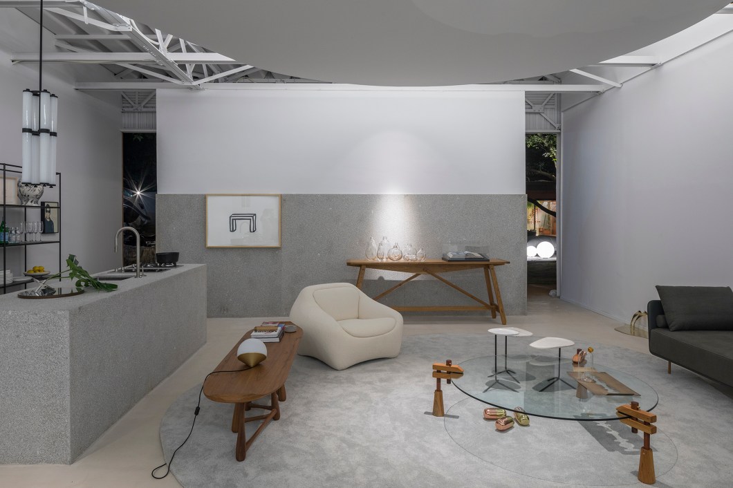 Studio Ark - Studio Fiat. O projeto do arquiteto Bruno Pessoa, pela segunda vez na mostra, apresenta uma garagem integrada com um estar da residência, onde o proprietário pode receber pessoas em momentos íntimos, descontraídos ou até mesmo uma reunião de trabalho. Cabe ao forro oval delimitar o espaço do estar, separando o carro com o elemento metálico para modificar as escalas diferentes entre o veículo e o mobiliário. No ambiente, peças de qualidade e personalidade, mescladas com obras de arte selecionadas para trazer uma ideia de galeria. Materiais limpos, claros e fluidos dão destaque ao que possui no ambiente. Studio Ark - Studio Fiat. O projeto do arquiteto Bruno Pessoa, pela segunda vez na mostra, apresenta uma garagem integrada com um estar da residência, onde o proprietário pode receber pessoas em momentos íntimos, descontraídos ou até mesmo uma reunião de trabalho. Cabe ao forro oval delimitar o espaço do estar, separando o carro com o elemento metálico para modificar as escalas diferentes entre o veículo e o mobiliário. No ambiente, peças de qualidade e personalidade, mescladas com obras de arte selecionadas para trazer uma ideia de galeria. Materiais limpos, claros e fluidos dão destaque ao que possui no ambiente.