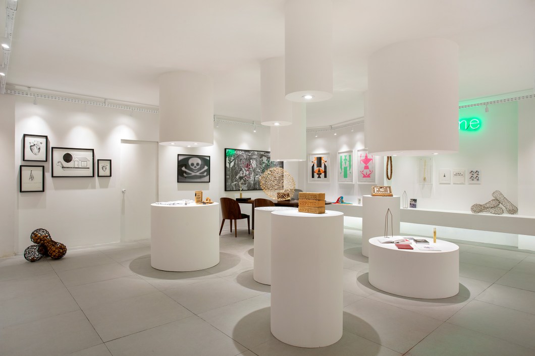 Agra Salazar Arquitetura – Número Galeria. Uma obra de arte inserida em outra. Essa é a frase que define este projeto: um trabalho inovador e versátil. Os elementos sobressalentes das paredes, do teto e do piso foram criados para que as obras de arte sejam empregadas de formas distintas e atinjam diversos tipos de conotações e interpretações. A ideia foi manter a comunicação entre a arte e arquitetura, onde cada uma assume seu papel com maestria, tornando-se assim protagonistas. Agra Salazar Arquitetura – Número Galeria. Uma obra de arte inserida em outra. Essa é a frase que define este projeto: um trabalho inovador e versátil. Os elementos sobressalentes das paredes, do teto e do piso foram criados para que as obras de arte sejam empregadas de formas distintas e atinjam diversos tipos de conotações e interpretações. A ideia foi manter a comunicação entre a arte e arquitetura, onde cada uma assume seu papel com maestria, tornando-se assim protagonistas.
