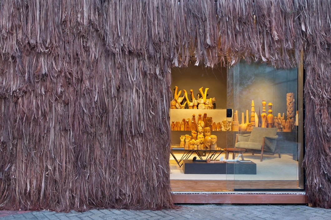 Albuquerque + Malvim Arquitetura - Casa Criativa. O espaço propõe um lugar muito especial. Trata-se de um local para celebrar o encontro dos artistas pernambucanos. Para esse objetivo, foi criada uma base sóbria e contemporânea que recebe o que há de melhor na arte popular em um volume construído instigante e original, como o tema da mostra sugere. O Espaço Sebrae, assim, transmite toda a riqueza da produção local em um ambiente que dialoga com A Casa Original, mas com uma visão muito própria e cheia de identidade. Albuquerque + Malvim Arquitetura - Casa Criativa. O espaço propõe um lugar muito especial. Trata-se de um local para celebrar o encontro dos artistas pernambucanos. Para esse objetivo, foi criada uma base sóbria e contemporânea que recebe o que há de melhor na arte popular em um volume construído instigante e original, como o tema da mostra sugere. O Espaço Sebrae, assim, transmite toda a riqueza da produção local em um ambiente que dialoga com A Casa Original, mas com uma visão muito própria e cheia de identidade.