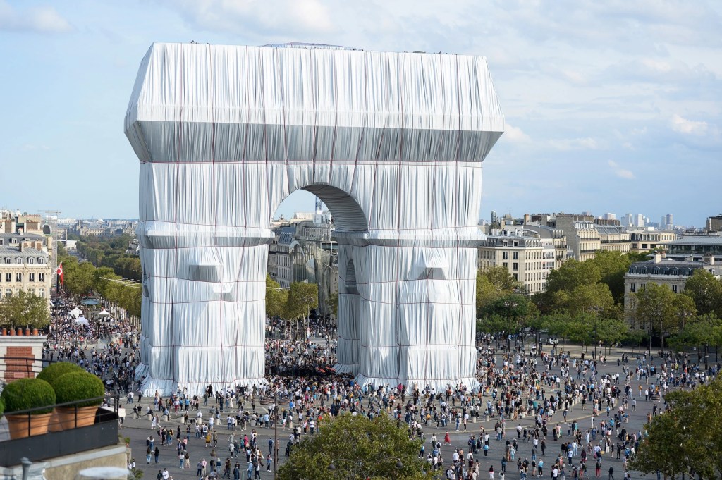 arco do trinfo em paris; intervenção artística;