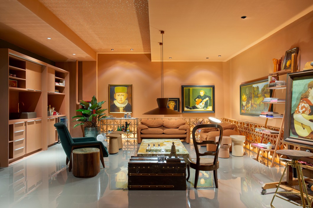 Diogo Viana e DV Arquitetos - O Ateliê. É o espaço do artista plástico em sua casa. Um espaço para criação, pintura, para receber amigos e clientes. O melhor lugar da casa, com mobiliário que conta uma história, iluminação especial, e uma trilha sonora que emociona. A paleta de cores é composta pelo o barro, a argila da nossa terra. Diogo Viana e DV Arquitetos - O Ateliê. É o espaço do artista plástico em sua casa. Um espaço para criação, pintura, para receber amigos e clientes. O melhor lugar da casa, com mobiliário que conta uma história, iluminação especial, e uma trilha sonora que emociona. A paleta de cores é composta pelo o barro, a argila da nossa terra.