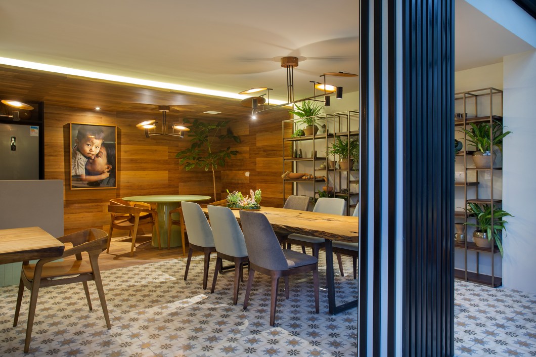 Juliana Dijck Arquitetura - Café Santa Clara. Por meio de uma construção modular, foi planejado o ambiente de um café funcional utilizando na fachada materiais sustentáveis que parecem estar em constante movimento entre si, como o vidro e o alumínio. As grandes mesas, no seu interior, foram pensadas de modo que as pessoas possam estar mais próximas. A madeira, sempre presente nos projetos do escritório, assim como o verde que aparece tanto no mobiliário, nas paredes e nos jardins que cercam a construção, tornam o ambiente mais aconchegante e humanizado. Juliana Dijck Arquitetura - Café Santa Clara. Por meio de uma construção modular, foi planejado o ambiente de um café funcional utilizando na fachada materiais sustentáveis que parecem estar em constante movimento entre si, como o vidro e o alumínio. As grandes mesas, no seu interior, foram pensadas de modo que as pessoas possam estar mais próximas. A madeira, sempre presente nos projetos do escritório, assim como o verde que aparece tanto no mobiliário, nas paredes e nos jardins que cercam a construção, tornam o ambiente mais aconchegante e humanizado.