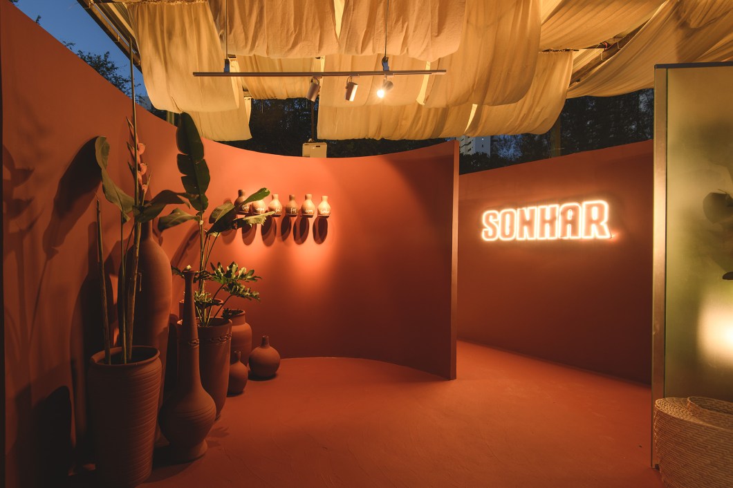 Brenda Rolin - Salão Origem. O espaço é destinado a exposições, onde saberes e empreendedorismo se encontram para transformar desejos em realidade. Dividido nos três eixos (sertão, serra e mar), o projeto do espaço discursa sobre olhares para o passado e futuro, tradição e inovação, identidade e diversidade. O cinema ao ar livre (o Cine Empreendedor) traz histórias de transformação individuais e comunitárias e a troca de experiências e conversas são garantidas com a exibição de trabalhos de artistas e artesãos. Brenda Rolin - Salão Origem. O espaço é destinado a exposições, onde saberes e empreendedorismo se encontram para transformar desejos em realidade. Dividido nos três eixos (sertão, serra e mar), o projeto do espaço discursa sobre olhares para o passado e futuro, tradição e inovação, identidade e diversidade. O cinema ao ar livre (o Cine Empreendedor) traz histórias de transformação individuais e comunitárias e a troca de experiências e conversas são garantidas com a exibição de trabalhos de artistas e artesãos.