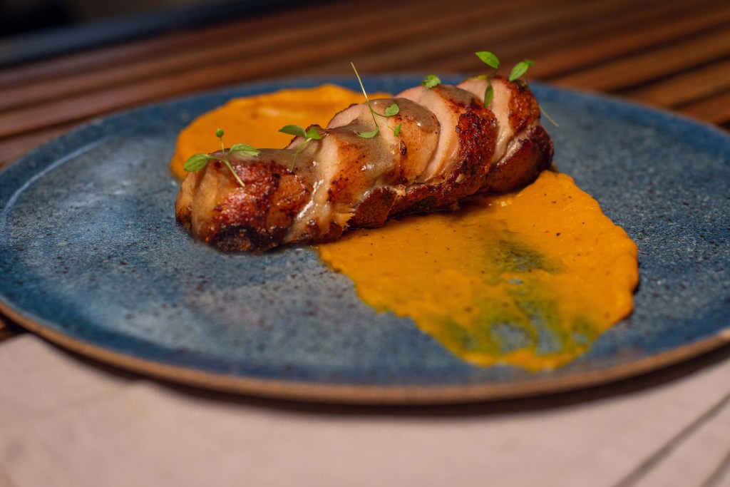 sobrecoxa de frango recheada com alho poró com molho de espumante e purê de kabotia – Tenuta Di Sesta Rosso Dia Toscana IGT Camponovo (Itália) CASACOR Rio Grande do Sul RS 2021 gastronomia