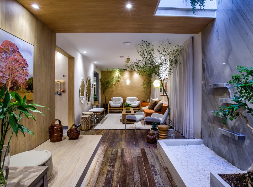 Suly Barreto - Chi. Especialista em Feng Shui, a profissional traz para a CASACOR RN a harmonia, direcionando o Chi (energia vital) fluindo em equilíbrio com os elementos naturais. O living tem inspiração no estilo japandi, voltado para o oriental, onde, em cada detalhe, há um significado e uma ligação com a natureza. O som ambiente de uma relaxante cascata cria um espaço para meditação e relaxamento. Suly Barreto - Chi. Especialista em Feng Shui, a profissional traz para a CASACOR RN a harmonia, direcionando o Chi (energia vital) fluindo em equilíbrio com os elementos naturais. O living tem inspiração no estilo japandi, voltado para o oriental, onde, em cada detalhe, há um significado e uma ligação com a natureza. O som ambiente de uma relaxante cascata cria um espaço para meditação e relaxamento.