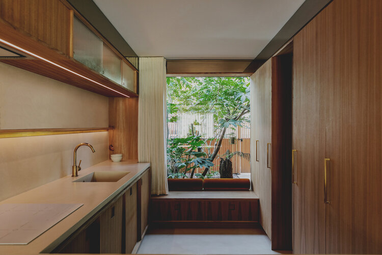 MariellLindHansen-7048-EDIT Casa germinada em Londres aposta em decoração dos anos 1970