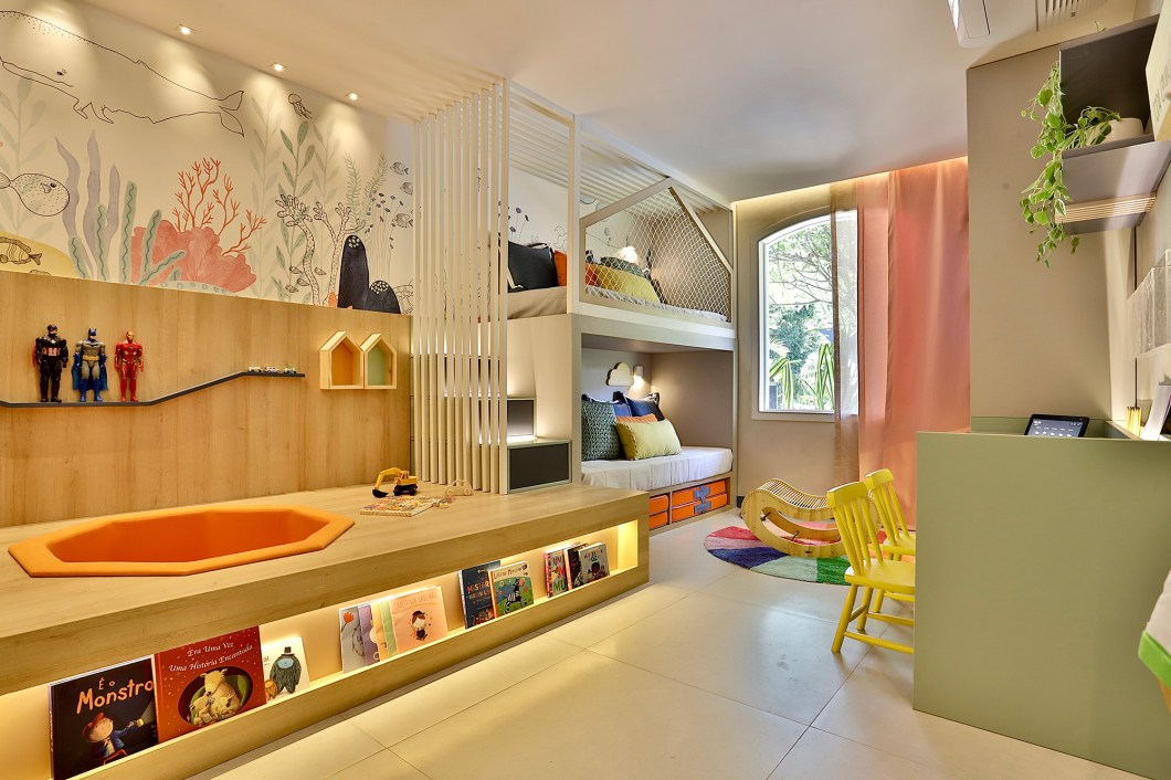 Mariana Gurgel e Vanessa Mendonça - Quarto dos Netos. O DBK Projetos infantis é um escritório que atua em todo o Brasil, focado em arquitetura para crianças. Em sua primeira participação na CASACOR, as arquitetas assinam um ambiente estimulante e acolhedor, idealizado para o convívio entre quatro crianças de idades diferentes. Aqui tudo pode: brincar, relaxar, ler, dormir, explorar, interagir e criar memórias afetivas, coloridas, alegres e cheias de empatia. Mariana Gurgel e Vanessa Mendonça - Quarto dos Netos. O DBK Projetos infantis é um escritório que atua em todo o Brasil, focado em arquitetura para crianças. Em sua primeira participação na CASACOR, as arquitetas assinam um ambiente estimulante e acolhedor, idealizado para o convívio entre quatro crianças de idades diferentes. Aqui tudo pode: brincar, relaxar, ler, dormir, explorar, interagir e criar memórias afetivas, coloridas, alegres e cheias de empatia.