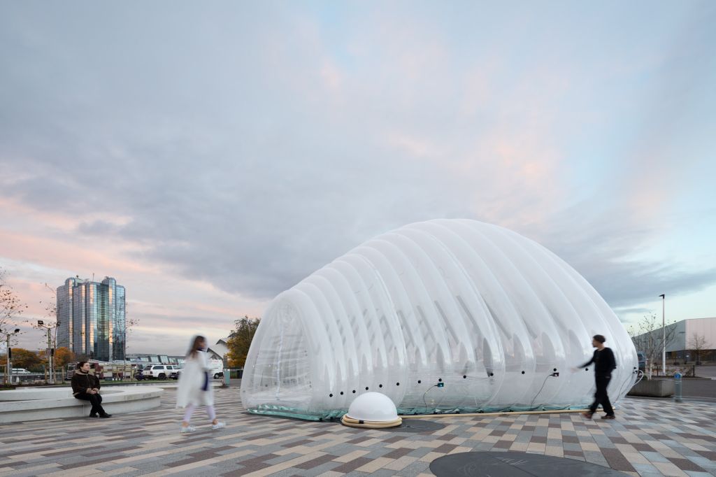 A eco-máquina purificadora de ar e o sistema de arquitetura BioFactory são infraestruturas resilientes que buscam proteger e restaurar ecossistemas