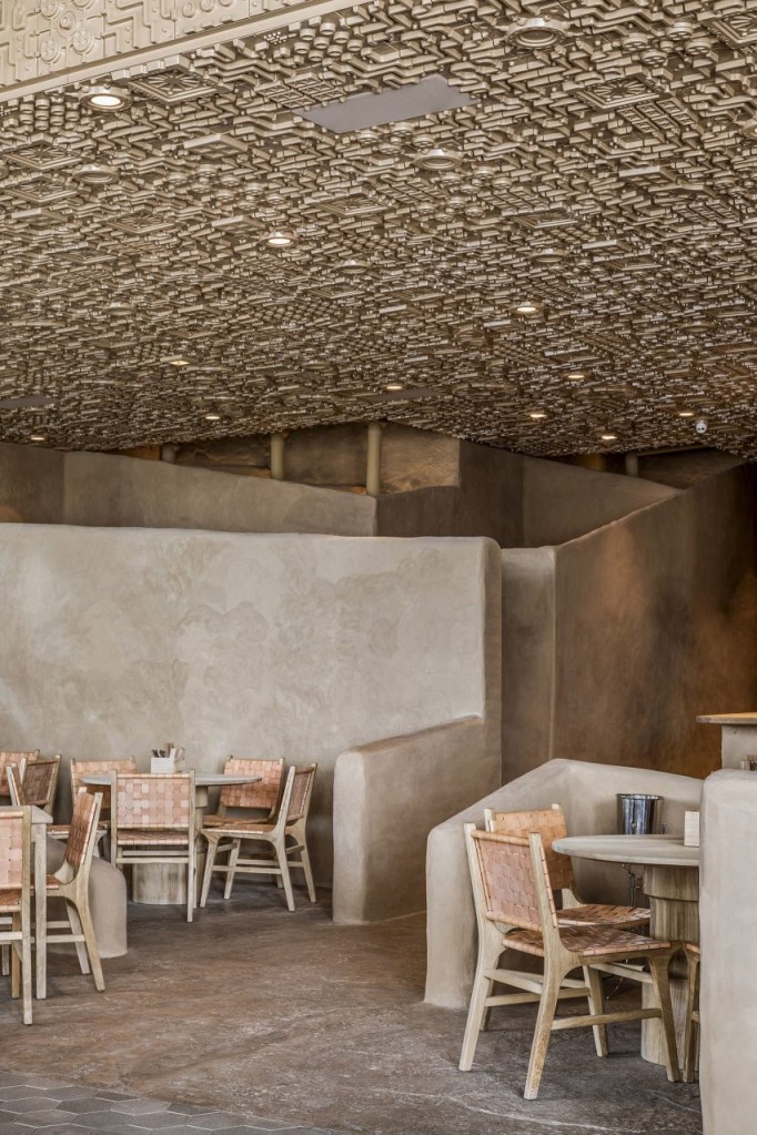 veneno-restaurant-interiors-ceiling-mexico-guadalajara_dezeen_1704_col_2-852×1279 Restaurante em Guadalajara tem teto idêntico a sítio arqueológico
