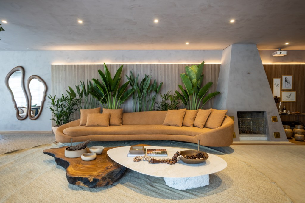 jp-image.com Refúgio do Palácio Ana Livia Werdiny Janaína Pacheco CASACOR Minas Gerais sala estar sofá curvo lareira mesa madeira plantas decoração