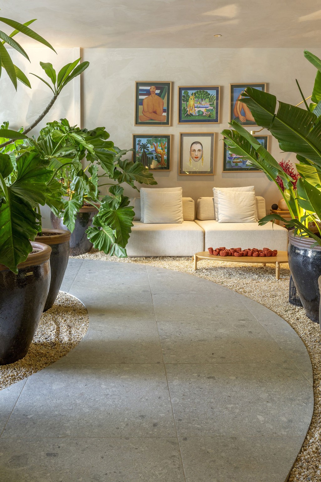 lounge-garden-Pedro-Ernesto-Gualberto-Leandra-Castro-Casacor-Goias-2021-3 Lounge Garden, projeto de Pedro Ernesto e Leandra Castro para a CASACOR Goiás 2021. Na foto, sala de jantar e jantare, com móveis de madeira, vasos de plantas e quadros.