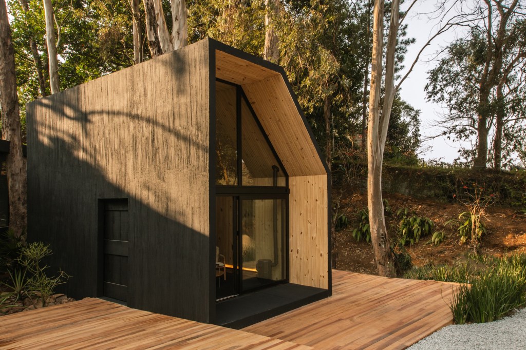 4D5A3579 Cabana Soluções Usiminas, projeto de Lucas Pereira Belizario e Barbara Fonseca de Souza - Liga Arquitetura para a CASACOR Minas Gerais 2021. Na foto, fachada de vidro e madeira da cabana.