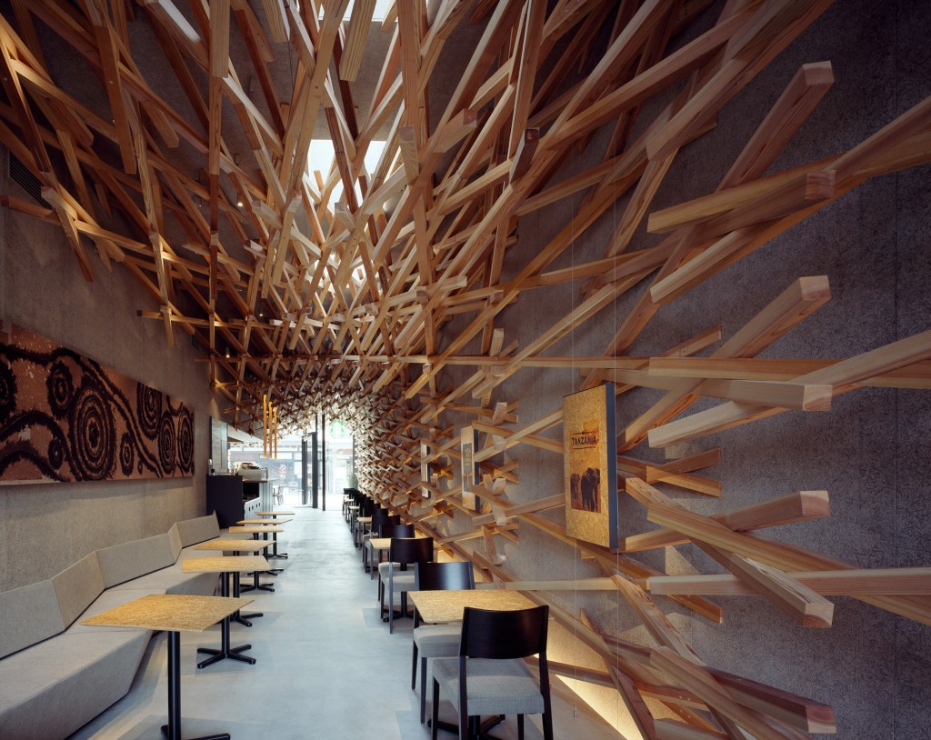 Japan_Store6_Photo_Credit_Masao_Nishikawa-bauxa Loja do Starbucks em Fukuoka. Projeto de Kengo Kuma.