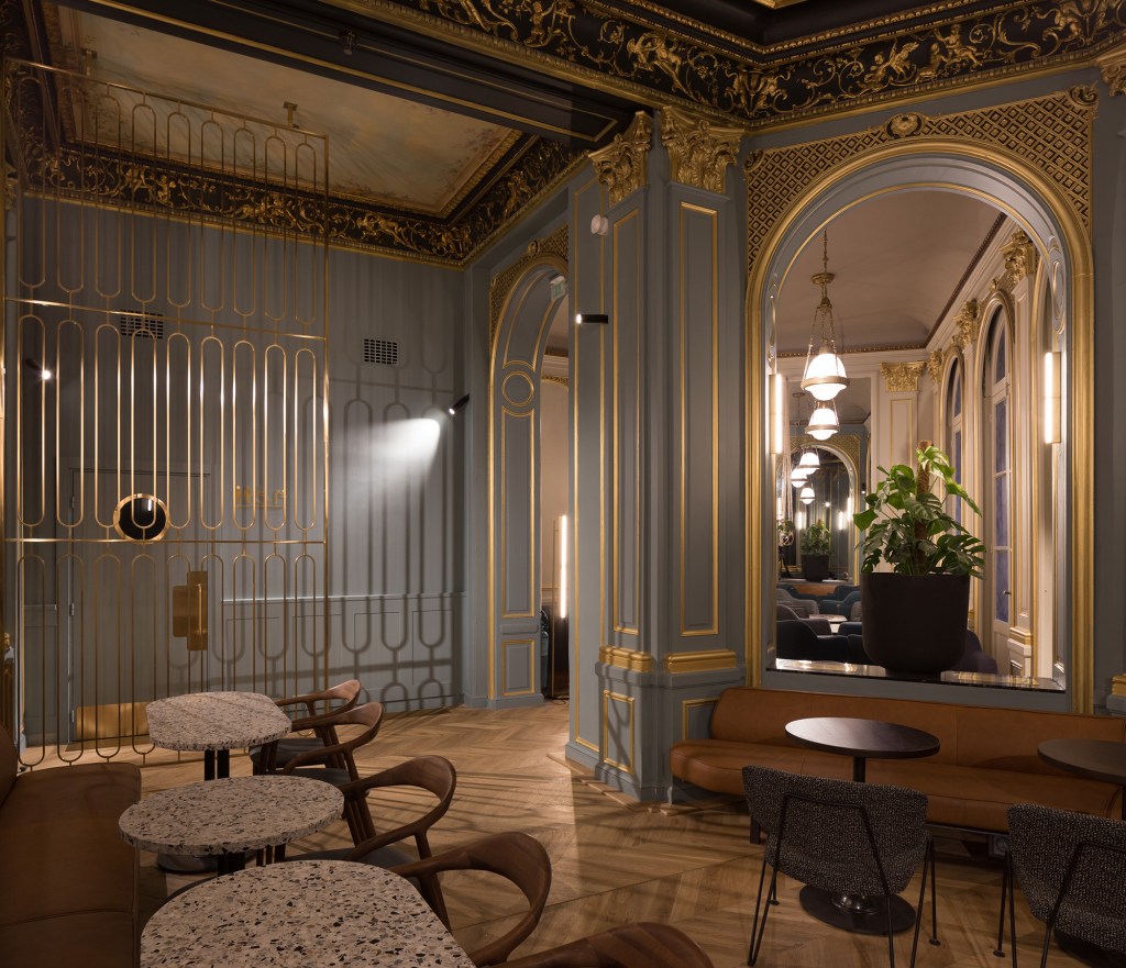 Starbucks_Boulevard_des_Capucines_Paris_7bauixa Loja da Starbucks em Paris