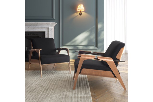 Poltrona Fly, de Móveis James. Assinada pelo designer Pepê Lima, a poltrona é resultado de estudos sobre composições desconstrutivas que originaram um produto com elementos desconexos, mas ainda assim harmonioso e de desejo. Poltrona Fly, de Móveis James. Assinada pelo designer Pepê Lima, a poltrona é resultado de estudos sobre composições desconstrutivas que originaram um produto com elementos desconexos, mas ainda assim harmonioso e de desejo.