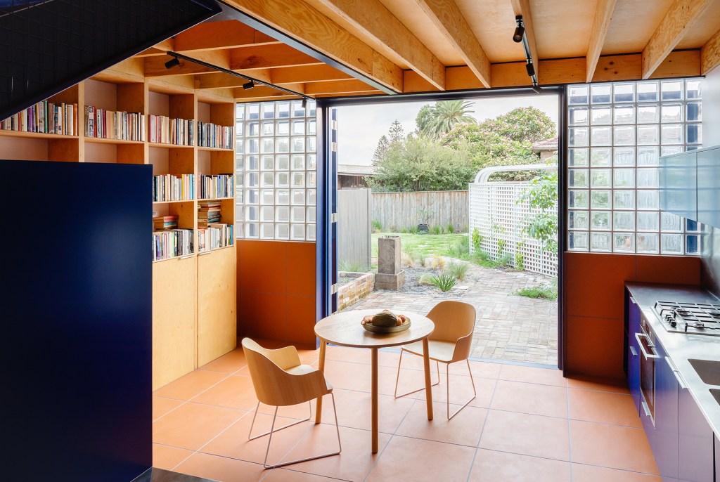 glassbook-house-3 glassbook house sibling architecture sidney austrália casa de blocos de vidro estante de livros marcenaria