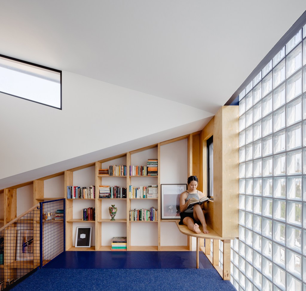glassbook-house-6 glassbook house sibling architecture sidney austrália casa de blocos de vidro estante de livros marcenaria
