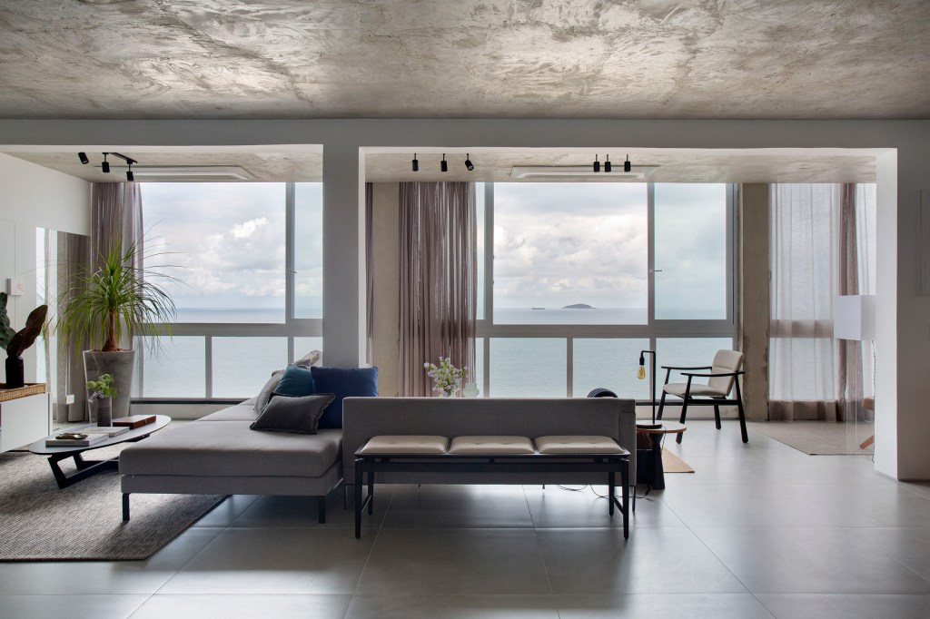 Apartamento-na-Praia-do-Leme-assinado-pelos-arquitetos-RICARDO-MELO-e-RODRIGO-PASSOS-_-foto-3 A vista para a praia do Leme é o pano de fundo deste apartamento de 180 m²