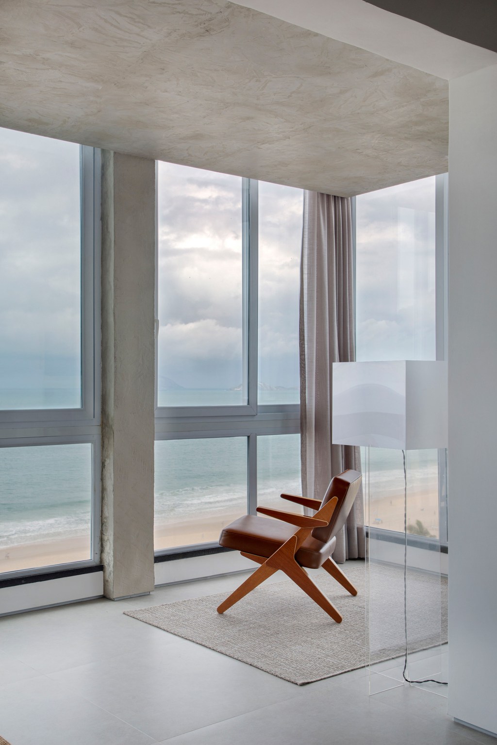 Apartamento-na-Praia-do-Leme-assinado-pelos-arquitetos-RICARDO-MELO-e-RODRIGO-PASSOS-_-foto-40 A vista para a praia do Leme é o pano de fundo deste apartamento de 180 m²