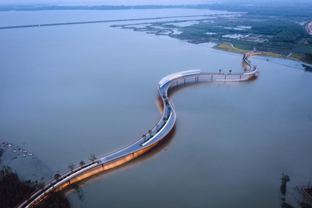 ponte sinuosa; xangai; china; arquitetura; paisagismo