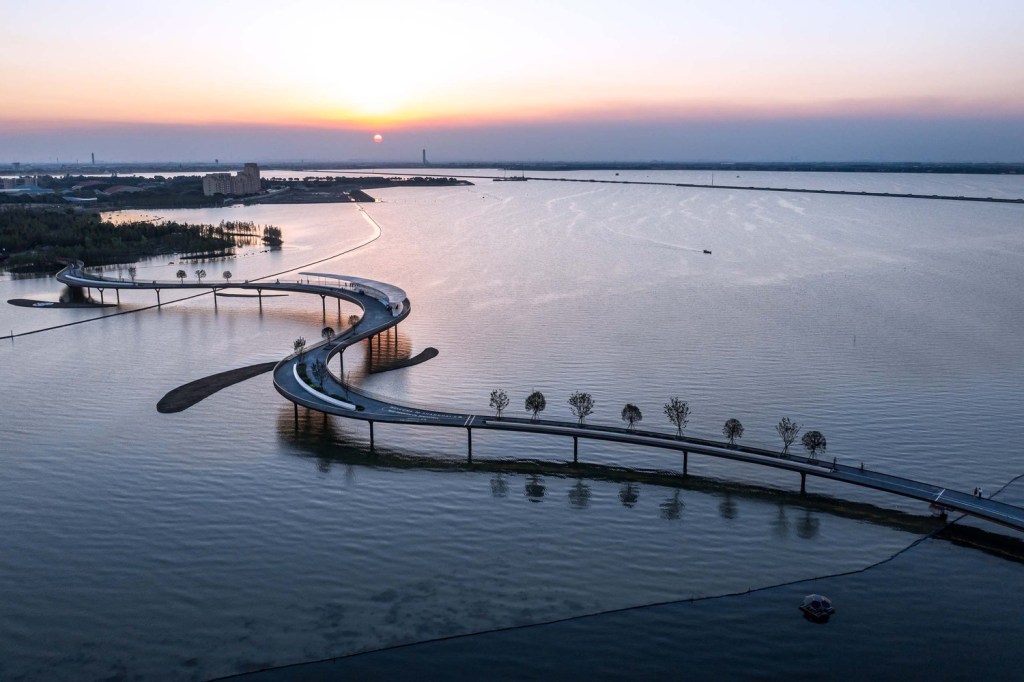 ponte sinuosa; xangai; china; arquitetura; paisagismo