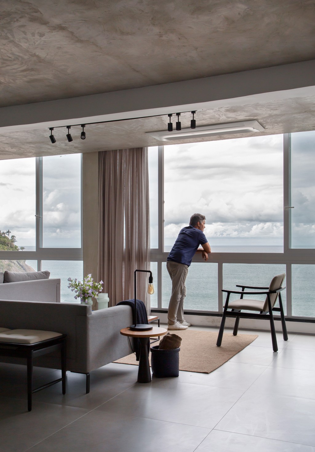O-arquiteto-Ricardo-Melo,-um-dos-autores-do-projeto A vista para a praia do Leme é o pano de fundo deste apartamento de 180 m²