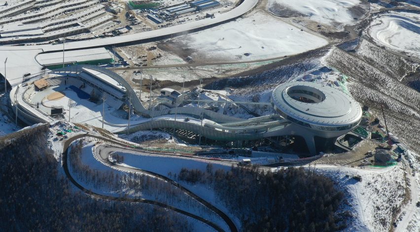 Snow-Ruyi-National-Ski-Jumping-Centre-Beijing-2022_dezeen_1704_col_0-852×472 olimpíadas de inverno; 2022; pequim; arquitetura