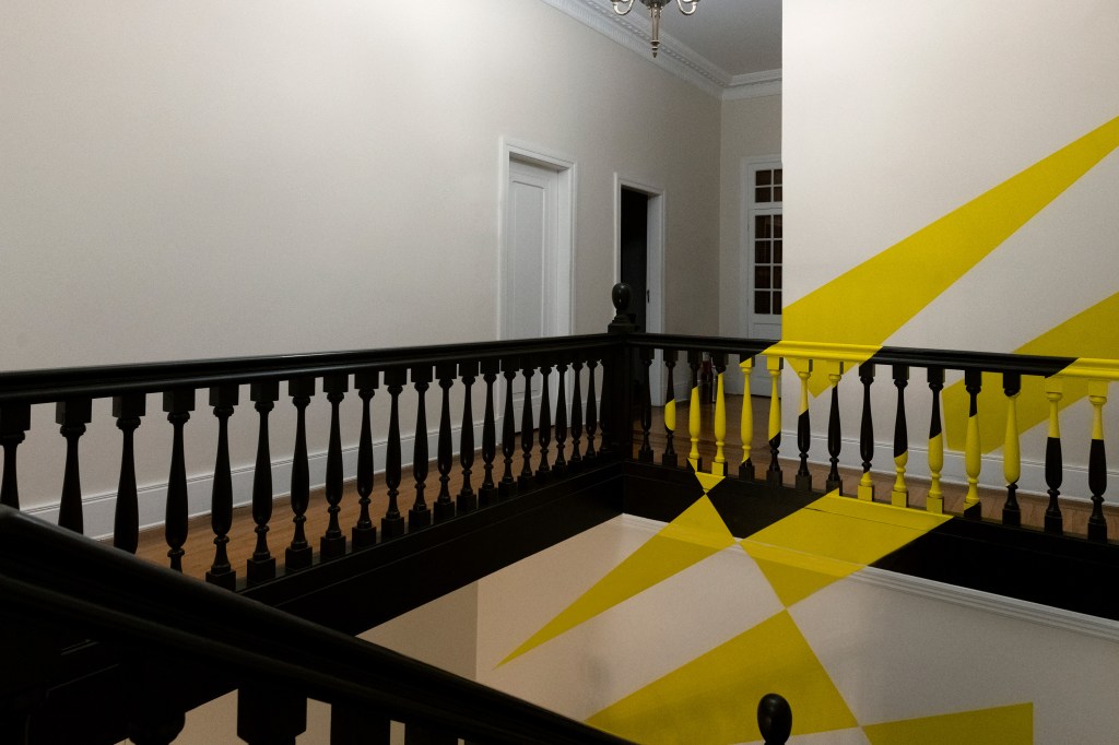 felice-varini-no-instituto-artium-foto—julia-thompson19_51686117131_o Mostra em São Paulo cria ilusões de ótica em paredes de palacete histórico