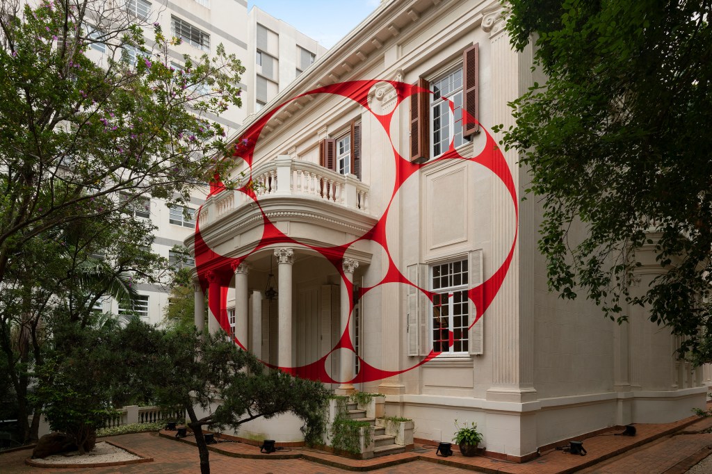 felice-varini-no-instituto-artium-foto—julia-thompson1_51687024570_o Mostra em São Paulo cria ilusões de ótica em paredes de palacete histórico