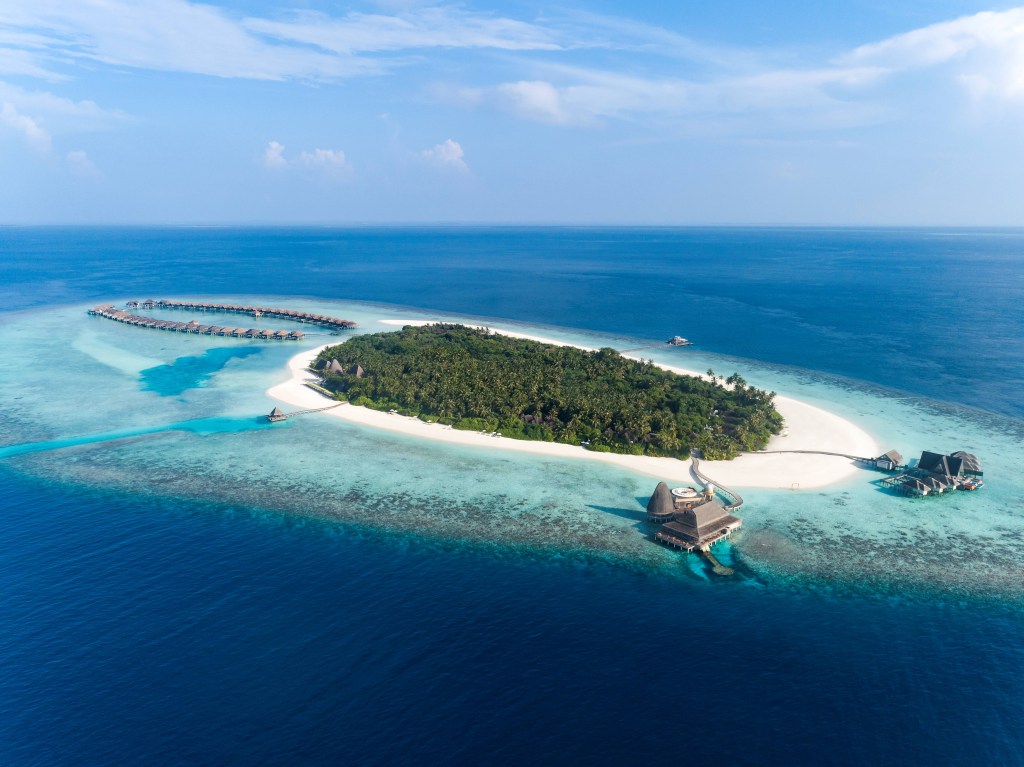 04_Anantara Kihavah Island Aerial Hero Image Anantara Kihavah; Maldivas; arquitetura; paisagismo