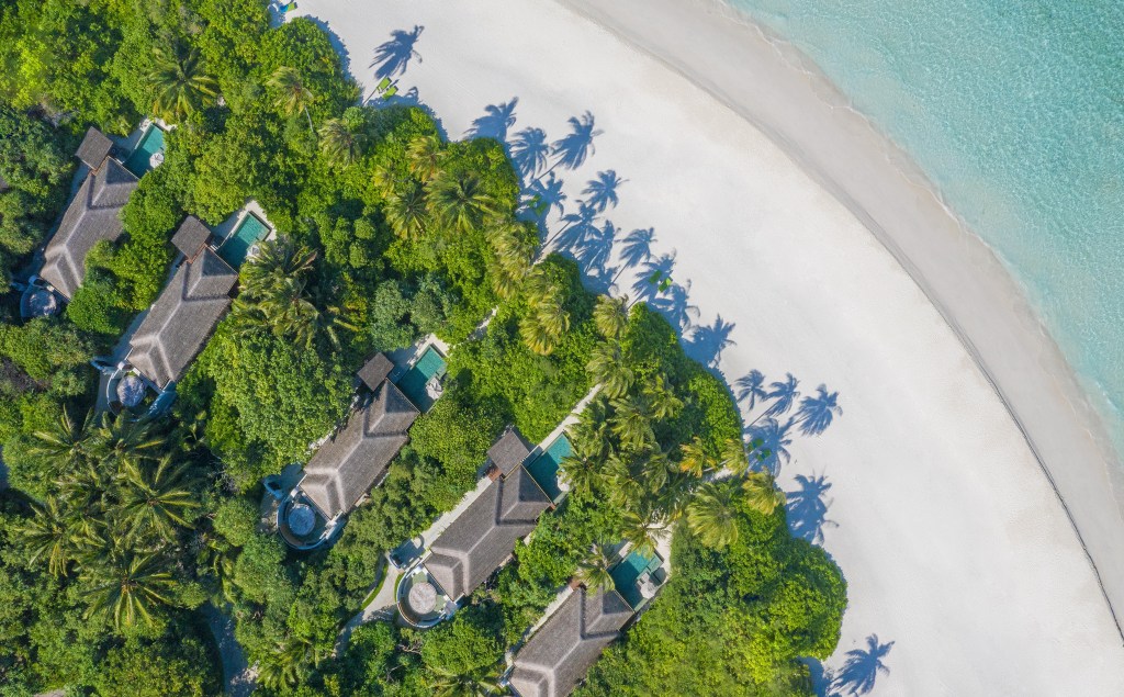 05_Anantara_Kihavah_Exterior_View_Beach_Pool_Villa_Aerial Anantara Kihavah; Maldivas; arquitetura; paisagismo