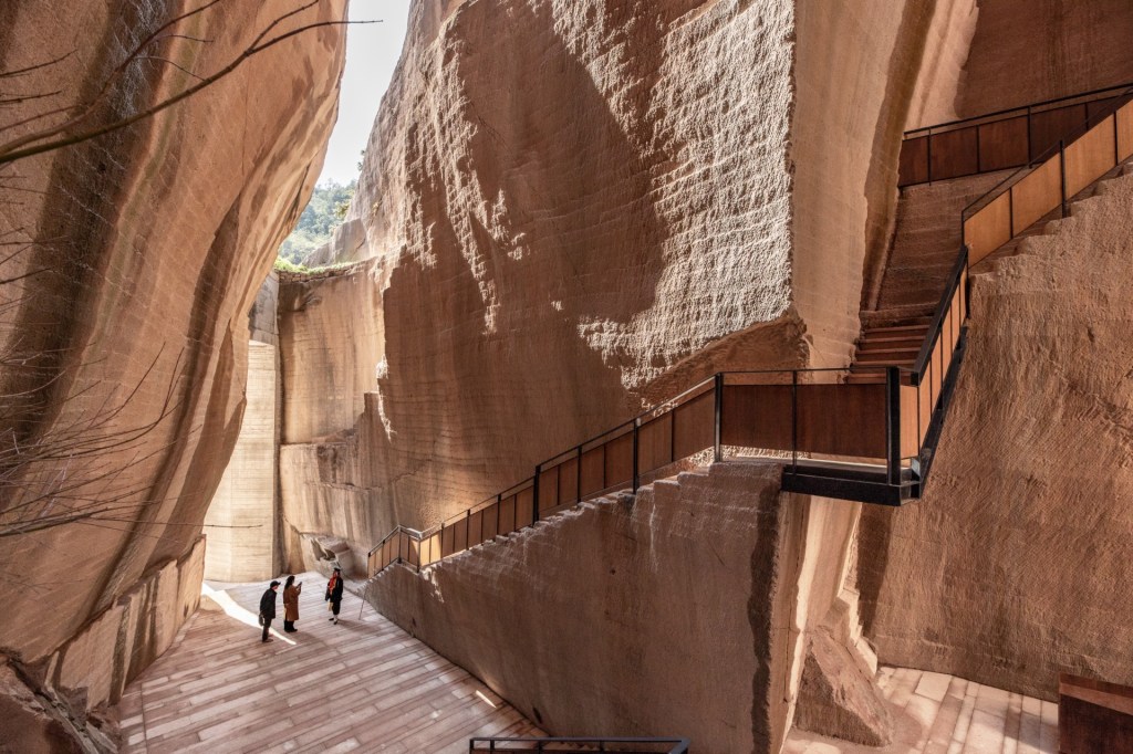 16_DnA_Design-and-Architecture_Quarry_ph-Wang-Ziling_DnA_Design-and-Arch_full pedreiras revitalizadas; china; sustentabilidade; arquitetura