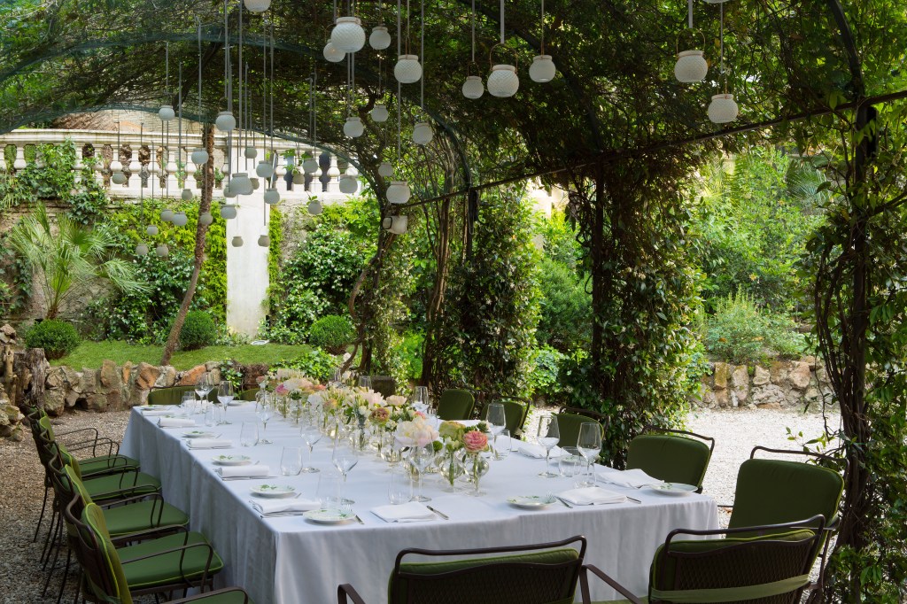 19_RFH_Hotel_de_Russie__Pergola_in_the_Secret_Garden_0815_ Hotel de Russie; hotel de luxo; paisagismo; arquitetura;