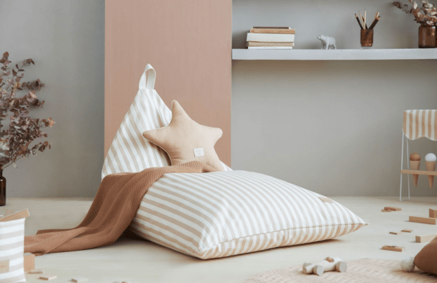 Feito para tanto pais quanto para crianças se divertirem com texturas, materiais e formatos, a Nobodinoz apresenta suas Beanbags: um tipo de almofada grande de fácil deslocamento que permite autonomia aos pequenos. Feito para tanto pais quanto para crianças se divertirem com texturas, materiais e formatos, a Nobodinoz apresenta suas Beanbags: um tipo de almofada grande de fácil deslocamento que permite autonomia aos pequenos.